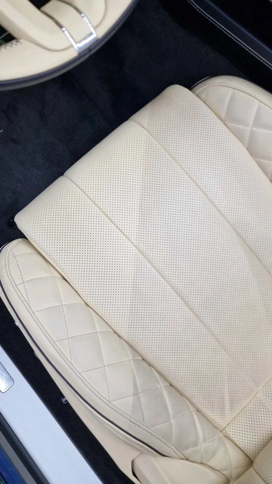 Detailing interior Bentley — curățare tapițerie