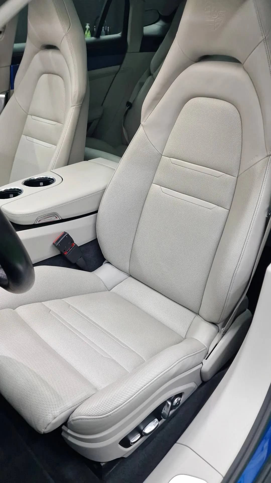 Detailing interior Porsche — scaune